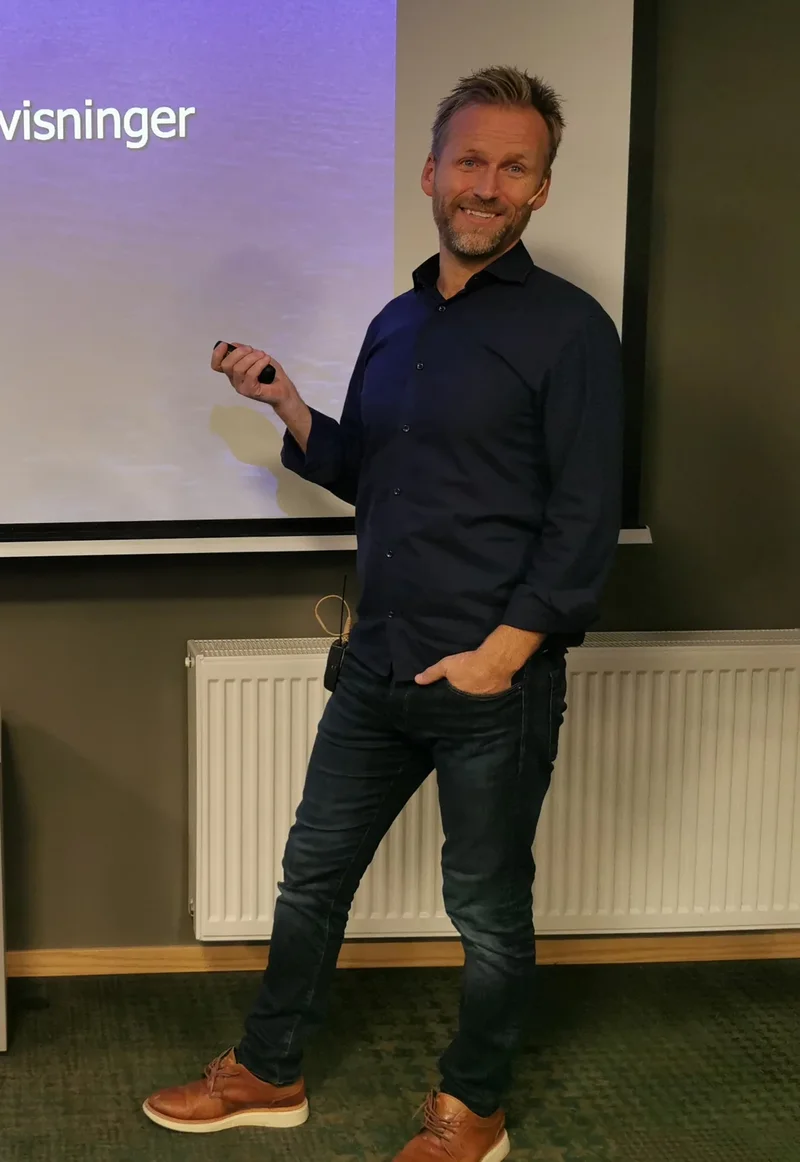 Kevin Frøystad på scenen som foredragsholder